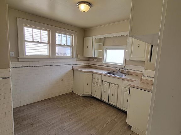 2nd image of 1834 Willow Ave