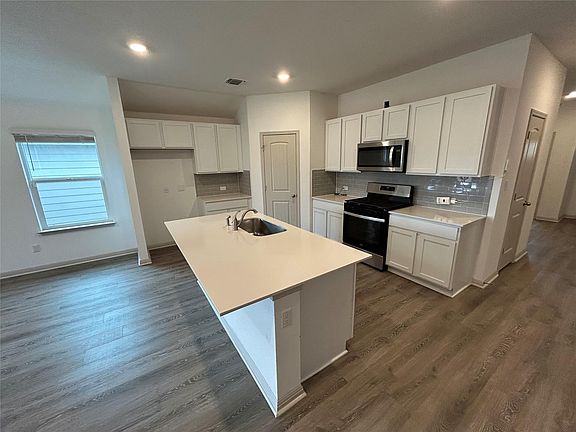 5th image of 111 Sweetwater Creek Ln
