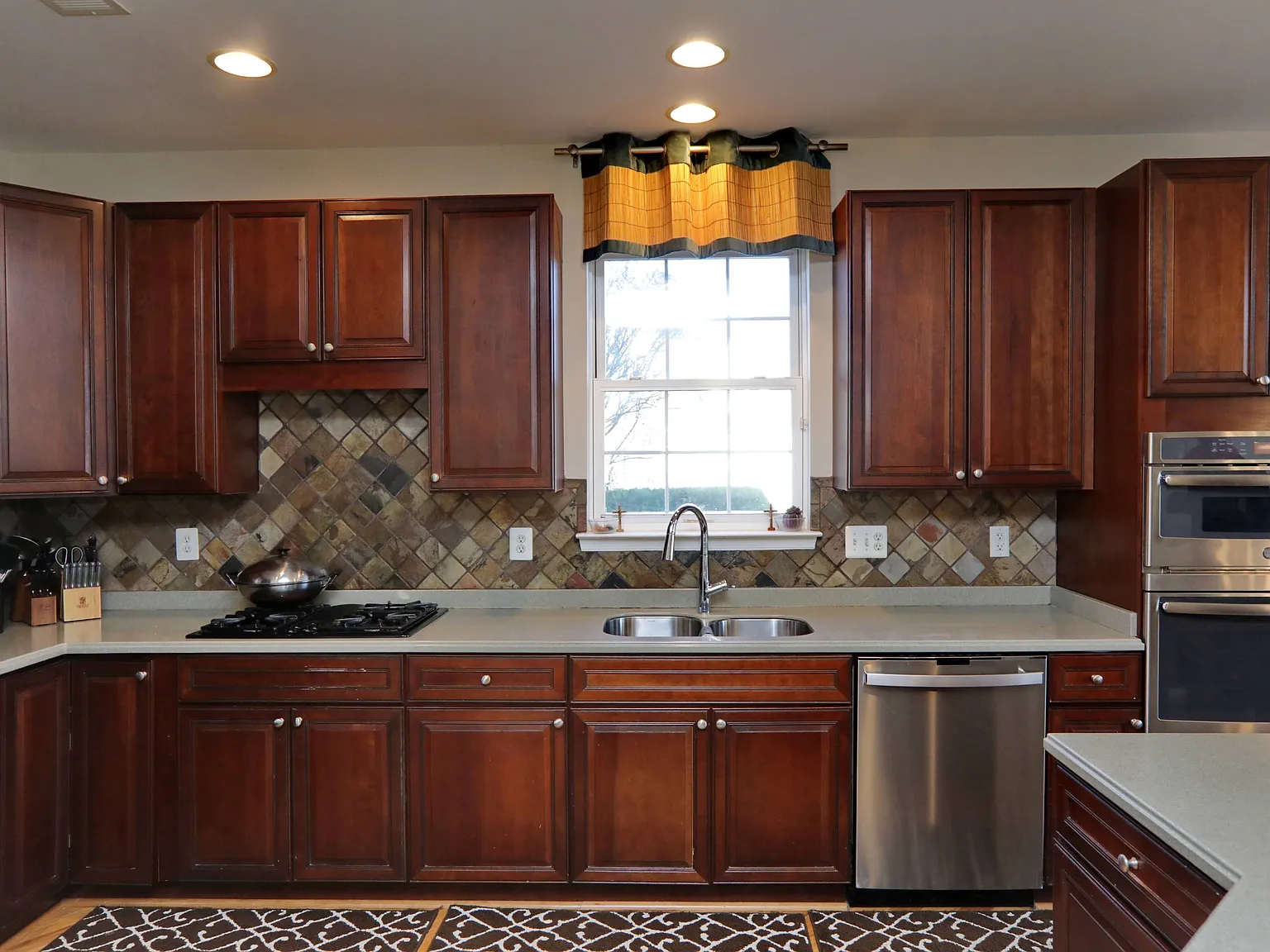 4 bed, 4.5 bath, 2868 sqft, $3,800 — Photo 4