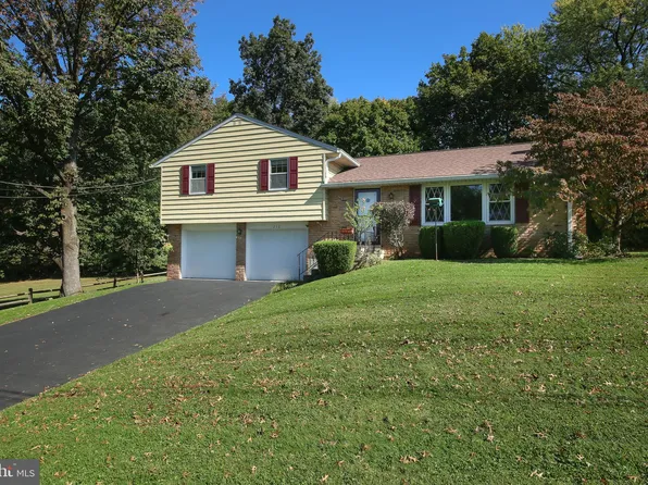 210 Crest Dr, Boyertown, PA 19512