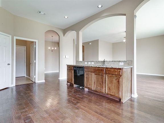 3rd image of 405 Jasmine Cir