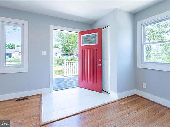 4th image of 105 Meadow Rd