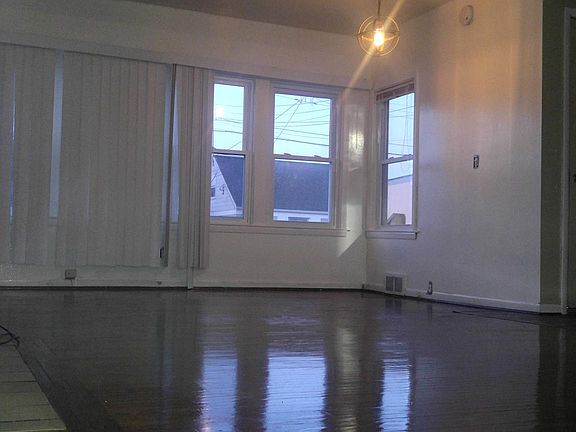 3rd image of 19 Evelyn St