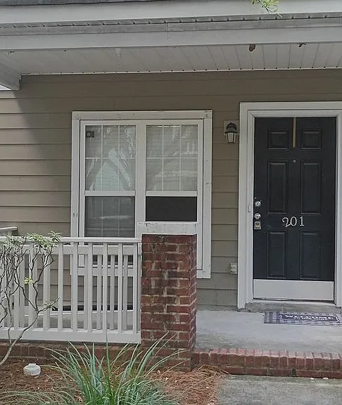 201 Hampton Forest Dr — Photo 2