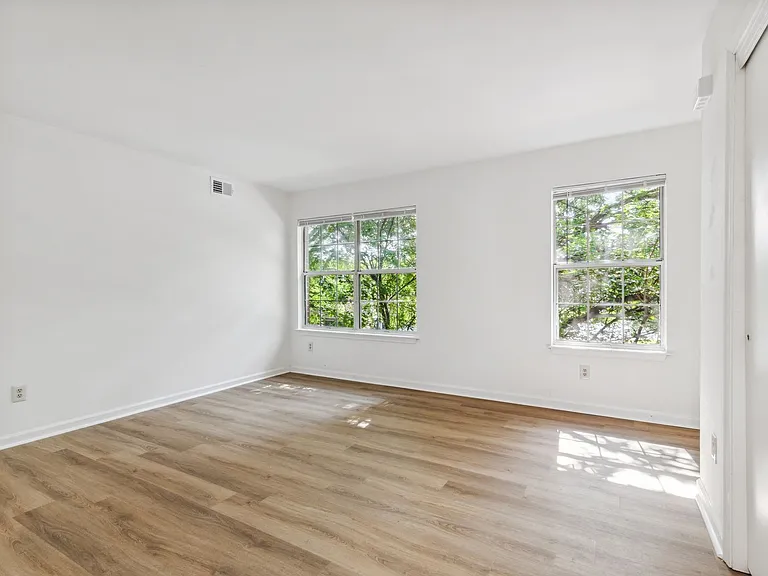 Amhurst III Apartments — Photo 33