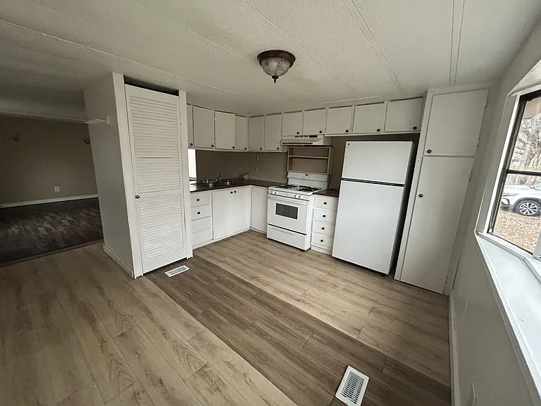 104 1st Ave SW — Photo 3