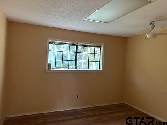 4th image of 374 Avenue