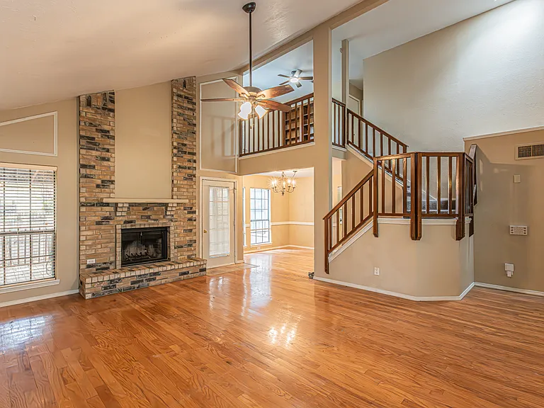 5203 Sutton Ct — Photo 3