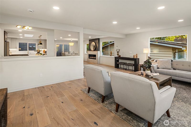 3rd image of 10045 38th Avenue NE