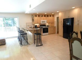 17 Cragmere Rd, Suffern, NY 10901