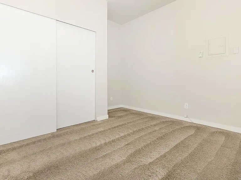 100 on 6th *Limited Time Concession: Now Offering 1 Months Free Rent* — Photo 3