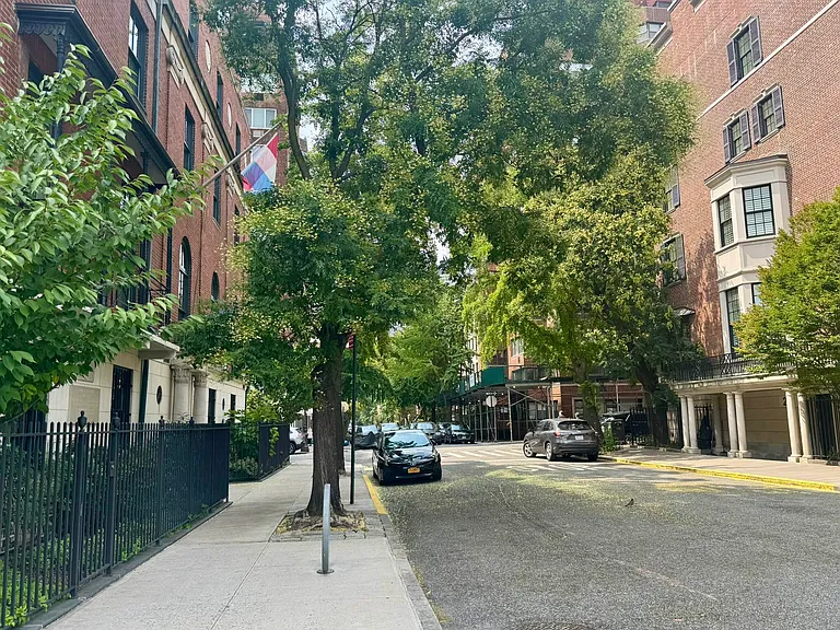 412 E 50th St #3B — Photo 14