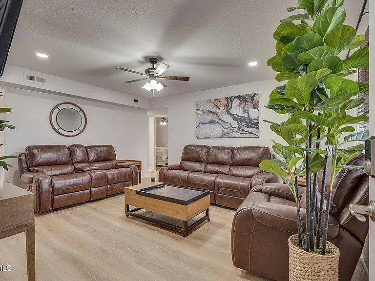 1810 Parkwood Ln #9 — Photo 1