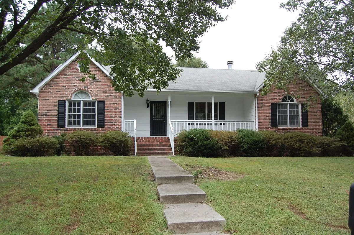 3 bed, 2.5 bath, 2200 sqft, $3,200 — Photo 1