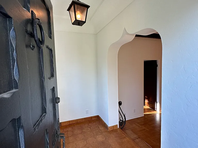 150 S Orange Dr — Photo 4