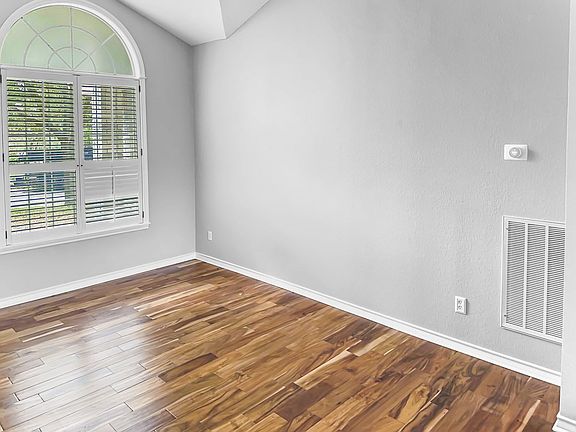 3rd image of 71 Wolfeton Way
