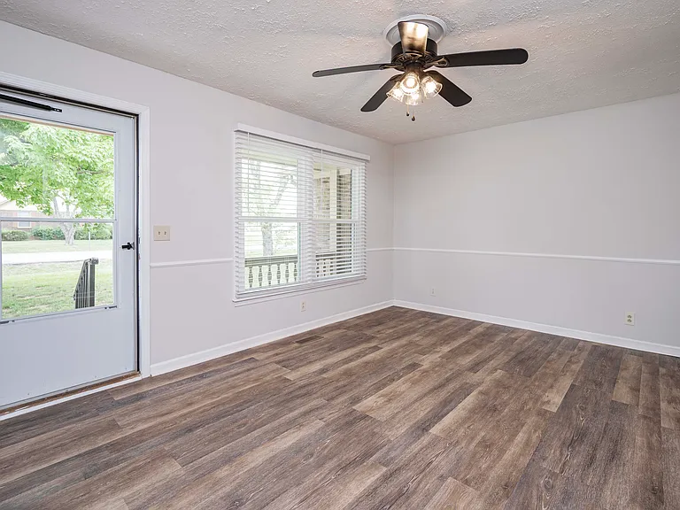 2594 Exeter Dr — Photo 4