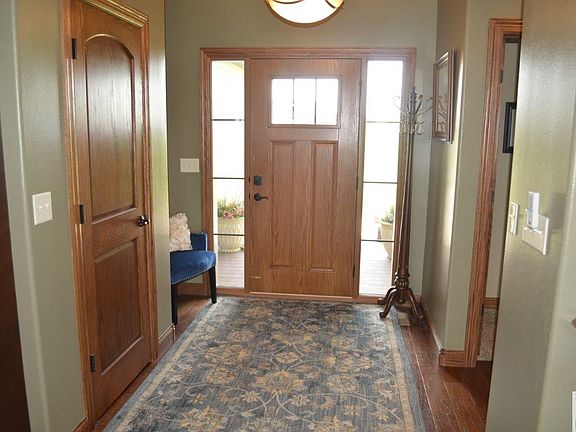3rd image of 1015 Hoeven Dr