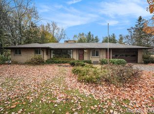 1843 Bluehill Dr NE, Grand Rapids, MI 49525