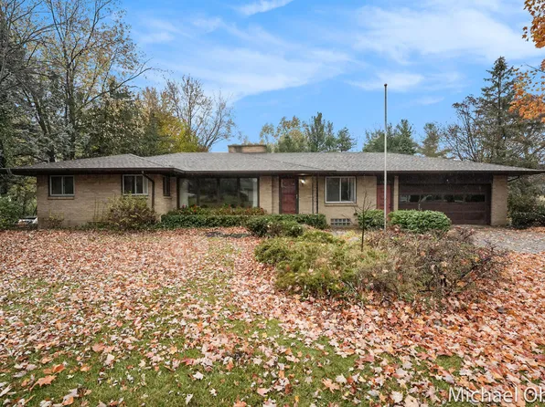 1843 Bluehill Dr NE, Grand Rapids, MI 49525