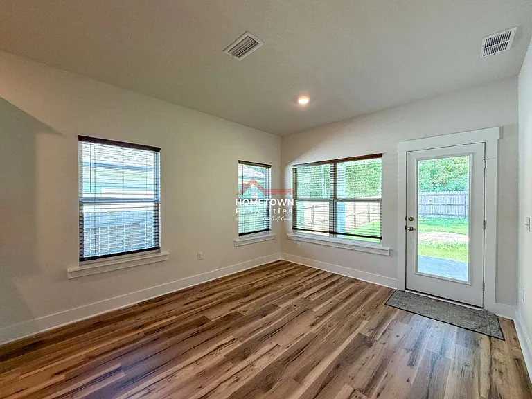 220 Camellia Dr — Photo 8