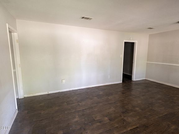 4th image of 1886 Smallwood St