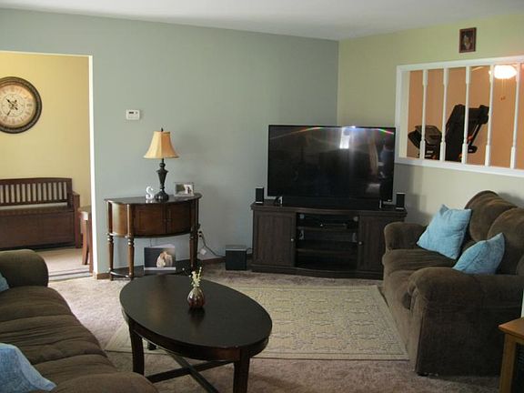 2nd image of 672 Williamsburg Dr
