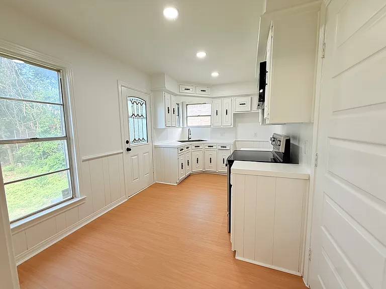 1947 Berwick Ave — Photo 7