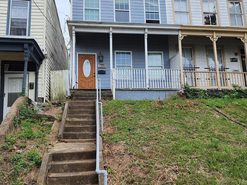 1305 W Clay St