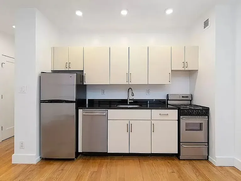 213 E 37th St #5H — Photo 6