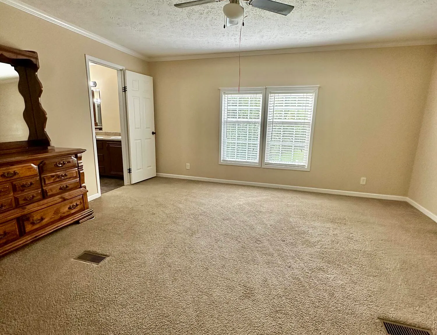 3 bed, 2.0 bath, 2304 sqft, $1,200 — Photo 4