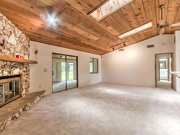 5th image of 20 Castle Manor Dr