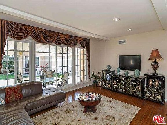 3rd image of 5832 Murietta Ave