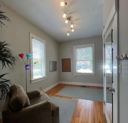 4th image of 922 Vine St
