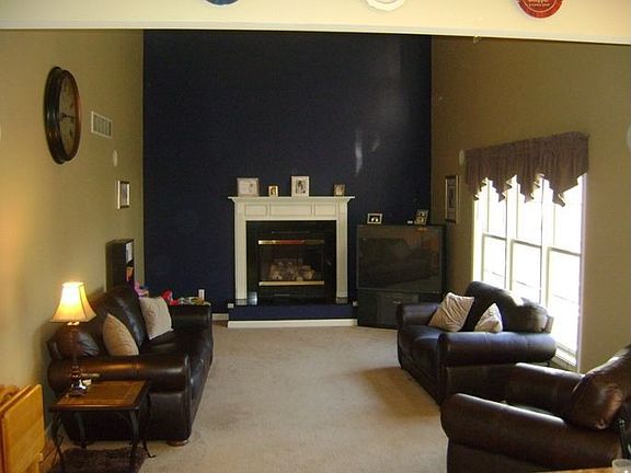 Family Room 20ft ceilings