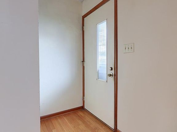 3rd image of 222 Robin Rd