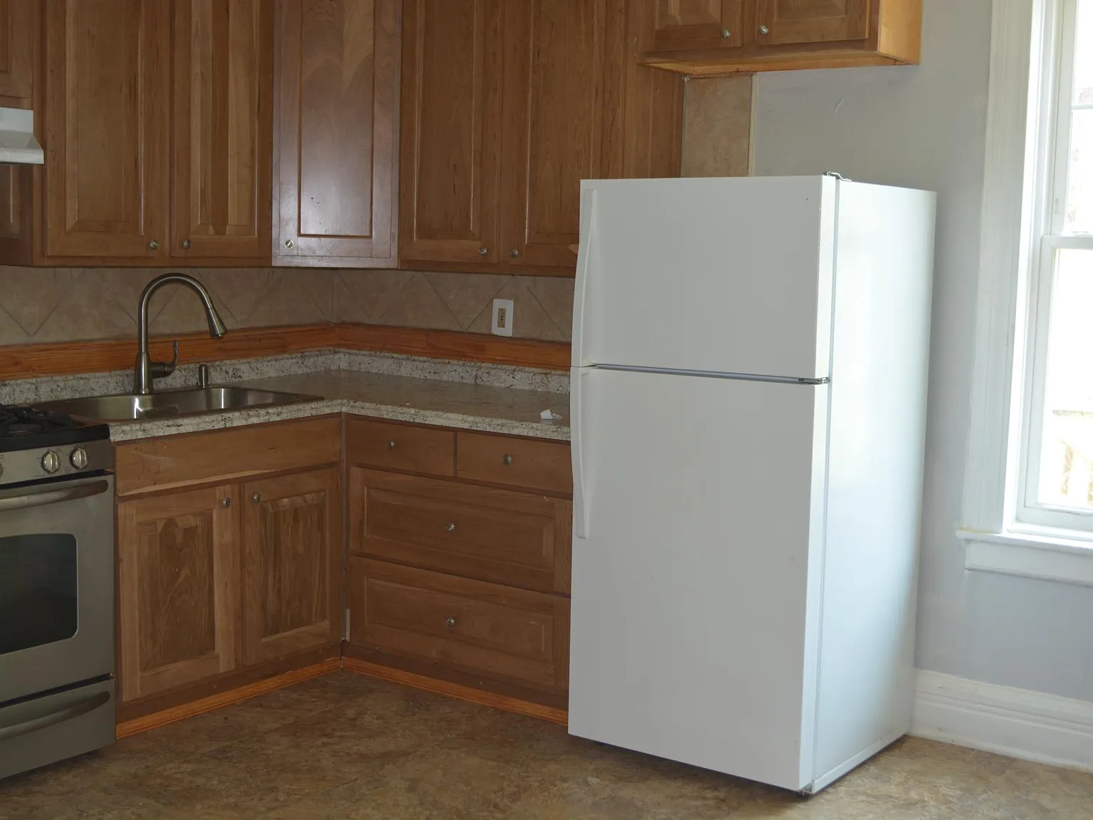 3 bed, 1100 sqft, $1,200 — Photo 2