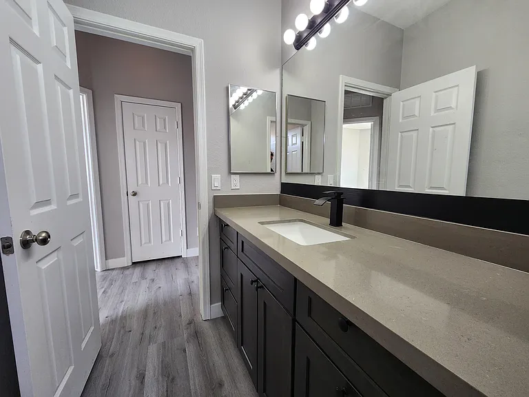 7415 S 15th Dr — Photo 11