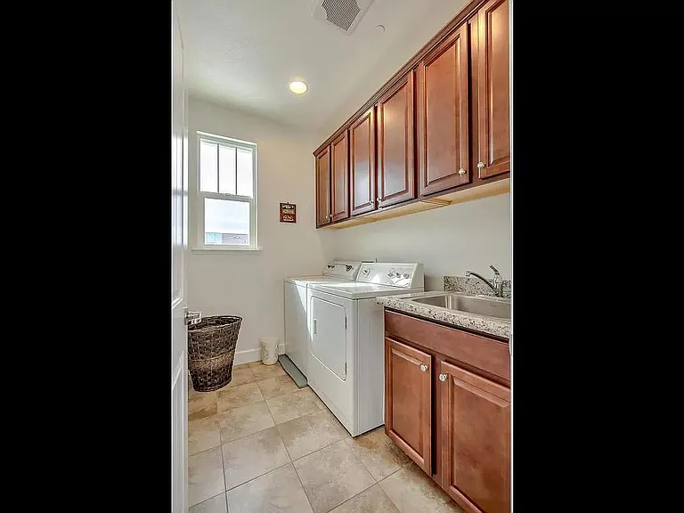 2454 Muller Pl — Photo 6