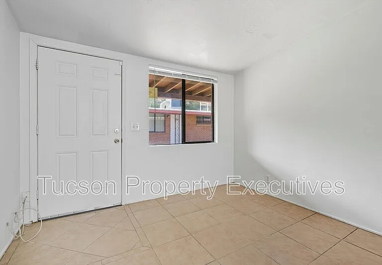 1662 N Beverly Ave — Photo 11
