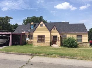 722 S 6th St, Clinton, OK 73601