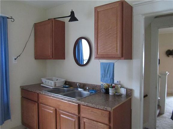 4th image of 134 Hewitt Ave