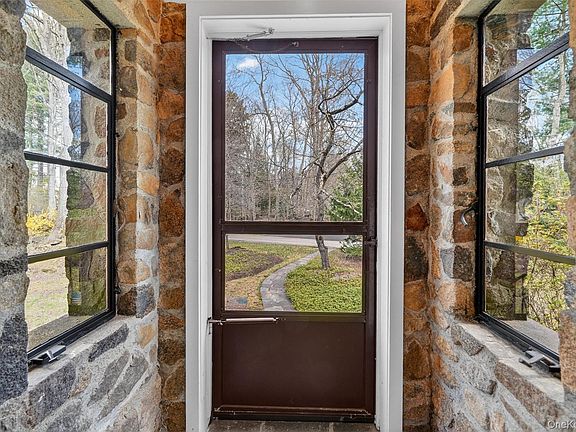 4th image of 12 Inwood Lane W