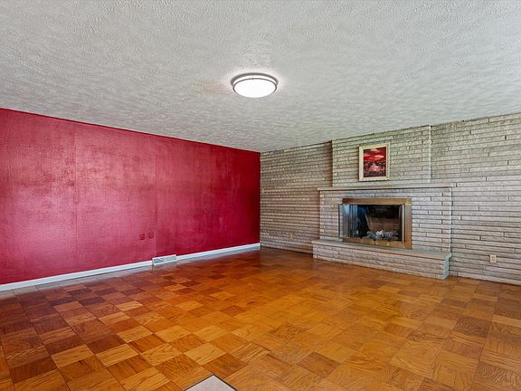 5th image of 23319 Greenleaf Blvd
