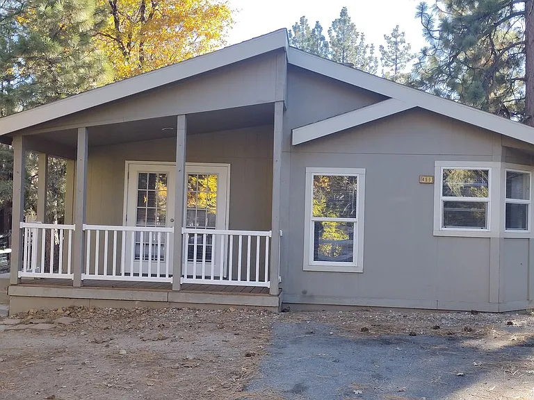 455 Kern Ave — Photo 2