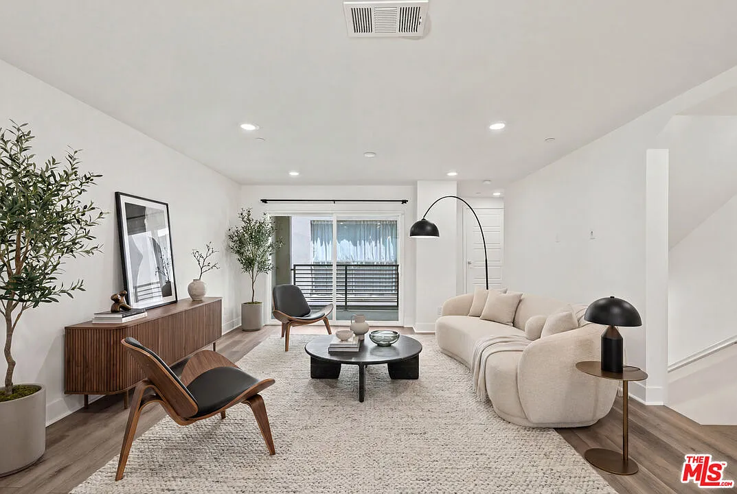 4 bed, 4.0 bath, 1796 sqft, $5,200 — Photo 3