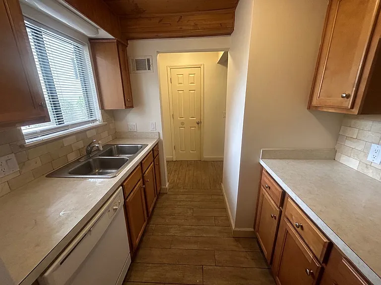 240-51 Jamil Rd — Photo 6
