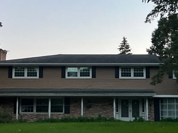 210 Oak Ln, Winthrop Harbor, IL 60096