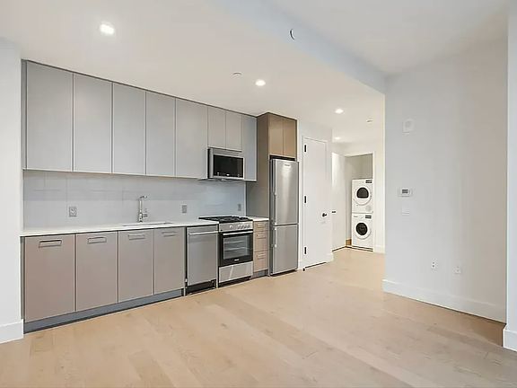4th image of 92-27 160th St #1617