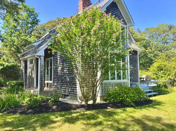 11 High Meadow Ln, Oak Bluffs, MA 02557